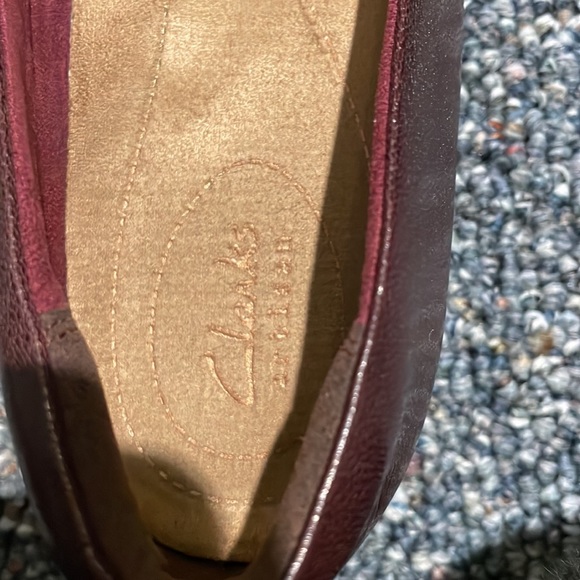 Burgundy Clark flats with patent tip. - Picture 3 of 8